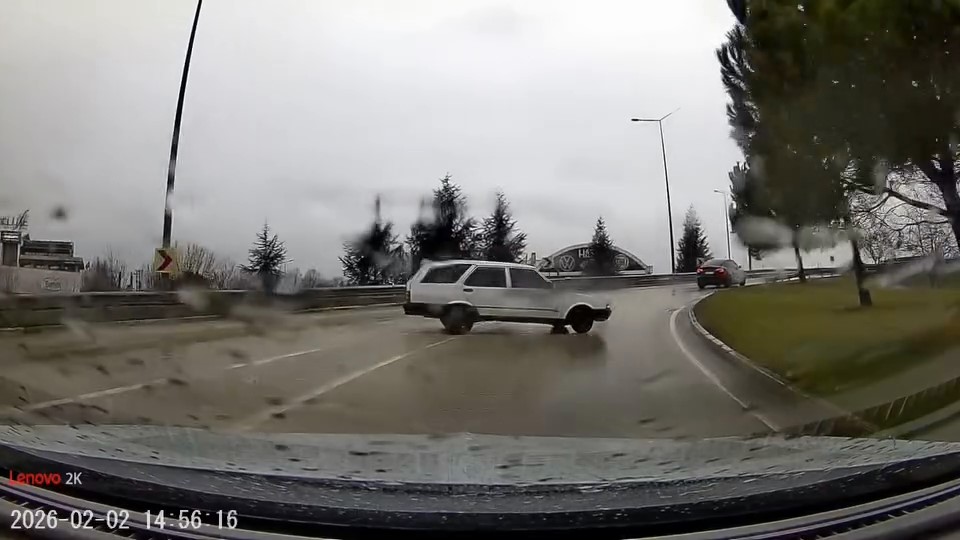 Tofaş marka otomobil yağmurda böyle spin attı

