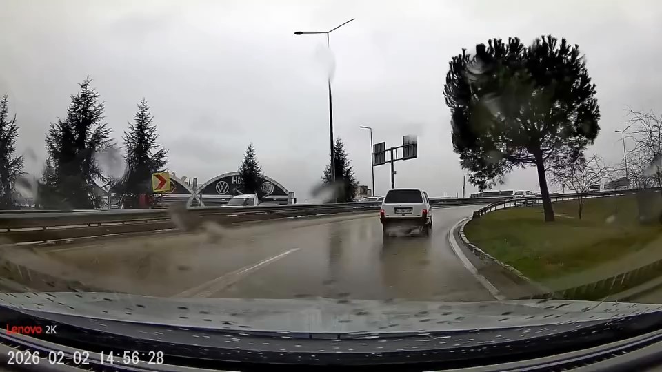 Tofaş marka otomobil yağmurda böyle spin attı
