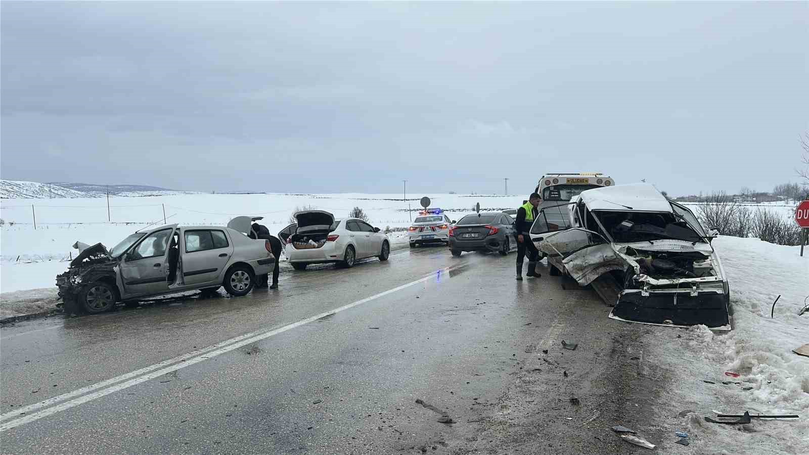 Tofaş otomobil karşı istikametteki otomobil ile çarpıştı: 1 ölü, 2 yaralı
