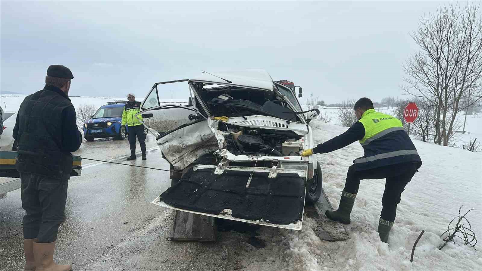 Tofaş otomobil karşı istikametteki otomobil ile çarpıştı: 1 ölü, 2 yaralı

