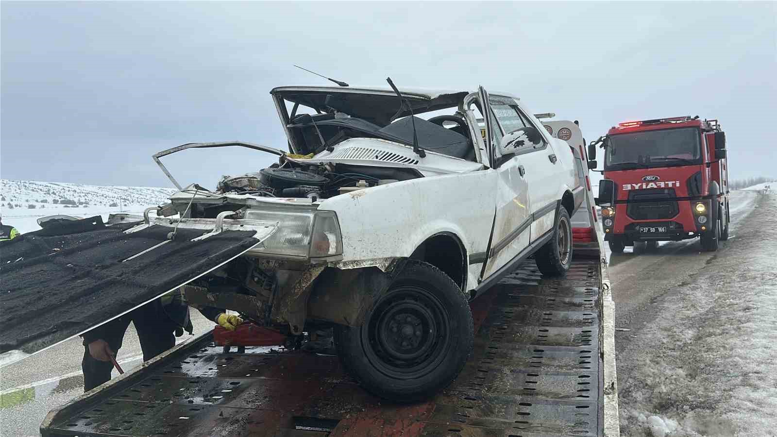 Tofaş otomobil karşı istikametteki otomobil ile çarpıştı: 1 ölü, 2 yaralı
