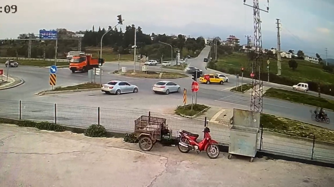 Tofaş’ın kırmızı ışık ihlaliyle gelen kaza kamerada
