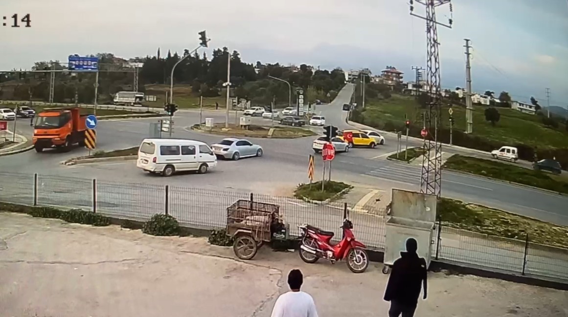 Tofaş’ın kırmızı ışık ihlaliyle gelen kaza kamerada
