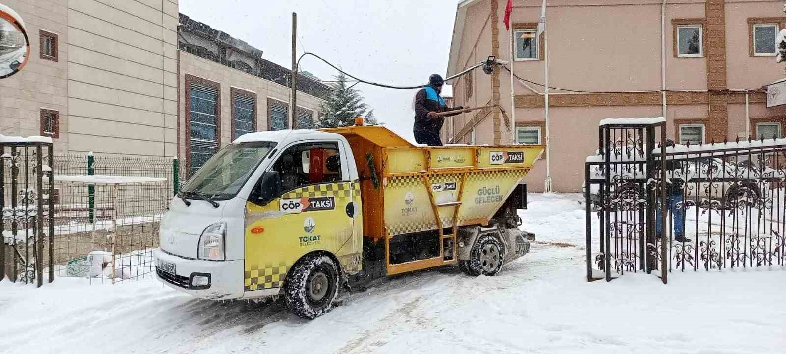 Tokat Belediyesi yoğun kar yağışına karşı tam kadro 7/24 sahada

