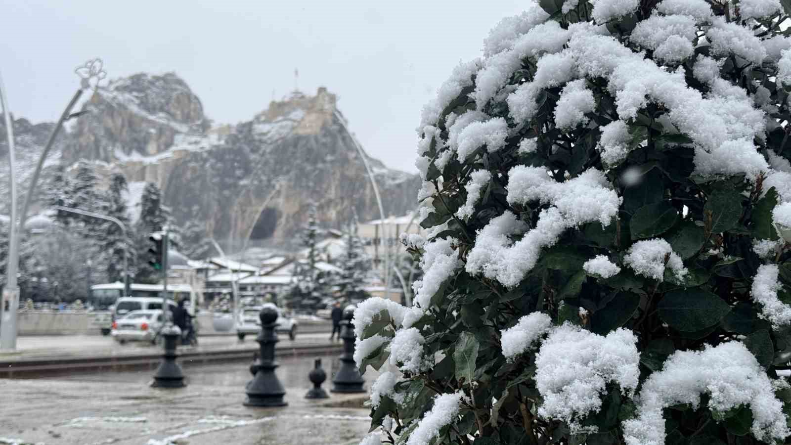 Tokat güne kar yağışıyla uyandı

