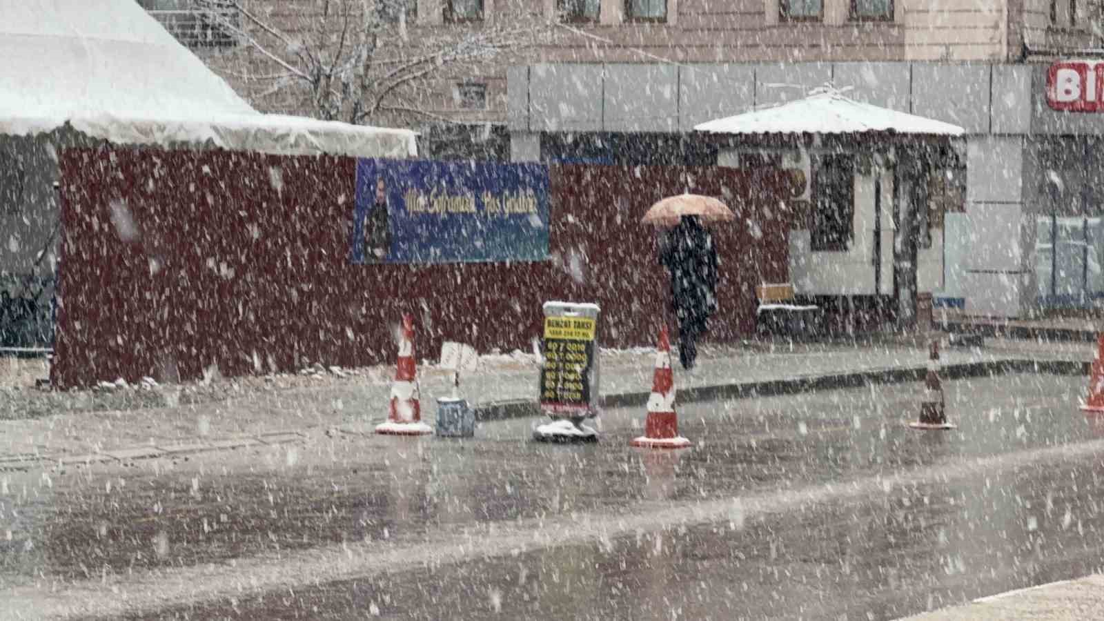 Tokat güne kar yağışıyla uyandı
