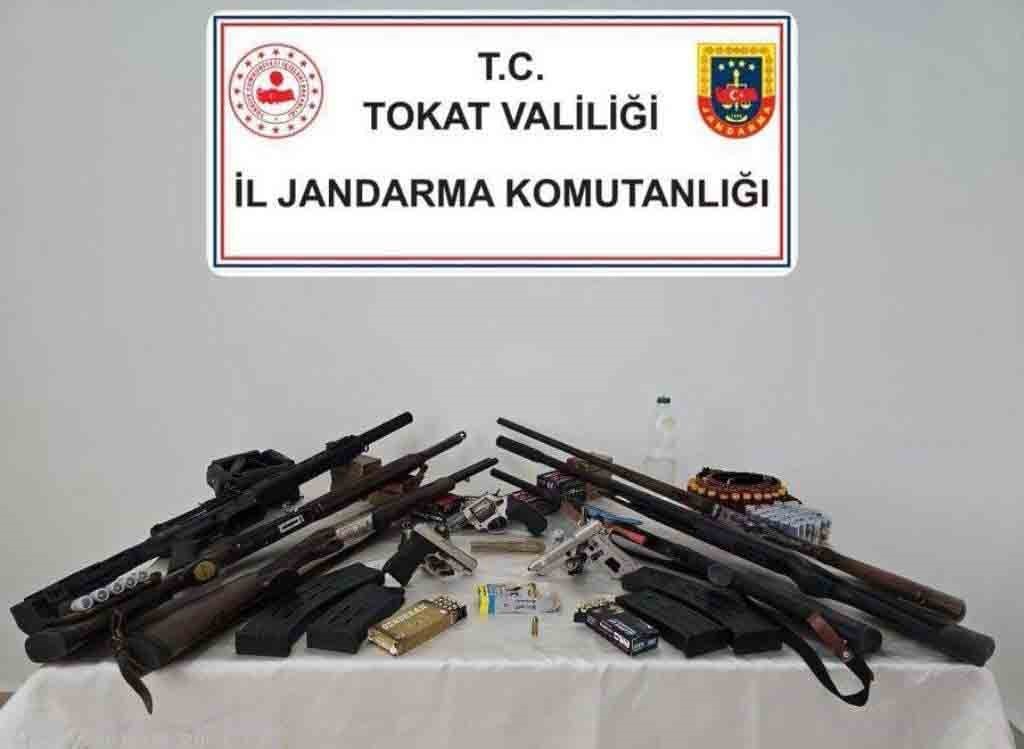 Tokat merkezli operasyonda çok sayıda silah ve mühimmat ele geçirildi
Tokat merkezli operasyonda çok sayıda silah ve mühimmat ele geçirildi