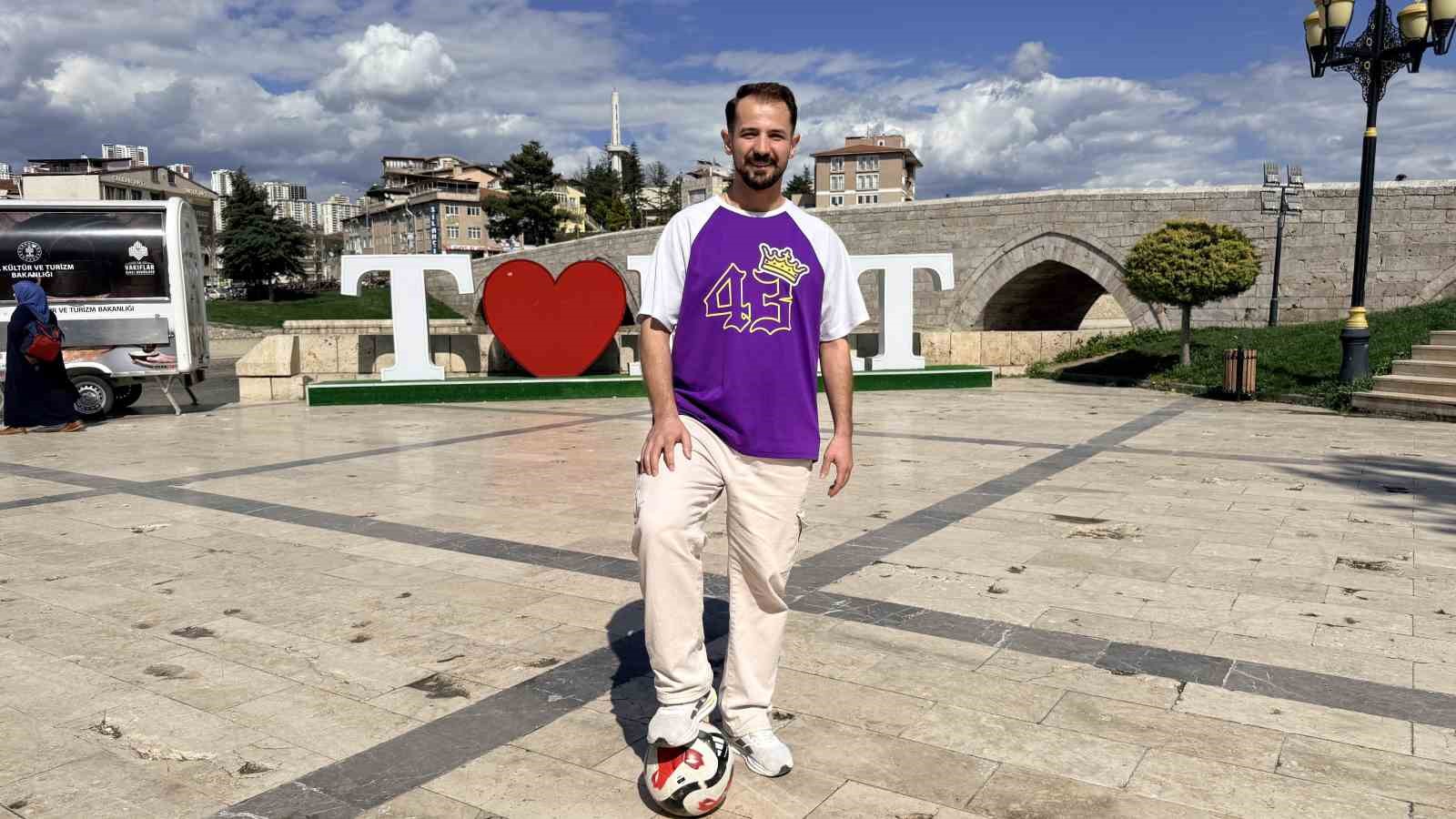 Tokat’ın tarihini futbol şovuyla tanıtıyor
Tokat’ın tarihini futbol şovuyla tanıtıyor