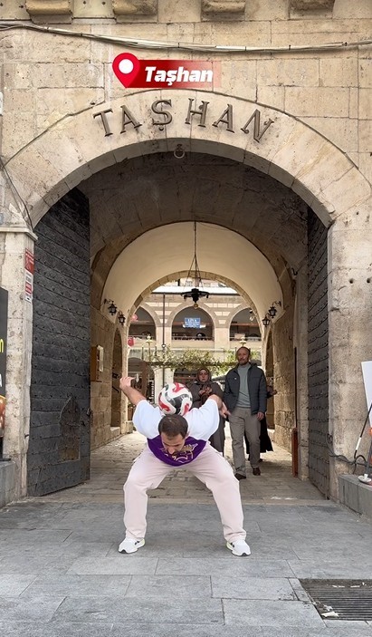 Tokat’ın tarihini futbol şovuyla tanıtıyor
Tokat’ın tarihini futbol şovuyla tanıtıyor