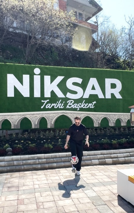 Tokat’ın tarihini futbol şovuyla tanıtıyor
Tokat’ın tarihini futbol şovuyla tanıtıyor