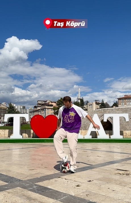 Tokat’ın tarihini futbol şovuyla tanıtıyor
Tokat’ın tarihini futbol şovuyla tanıtıyor