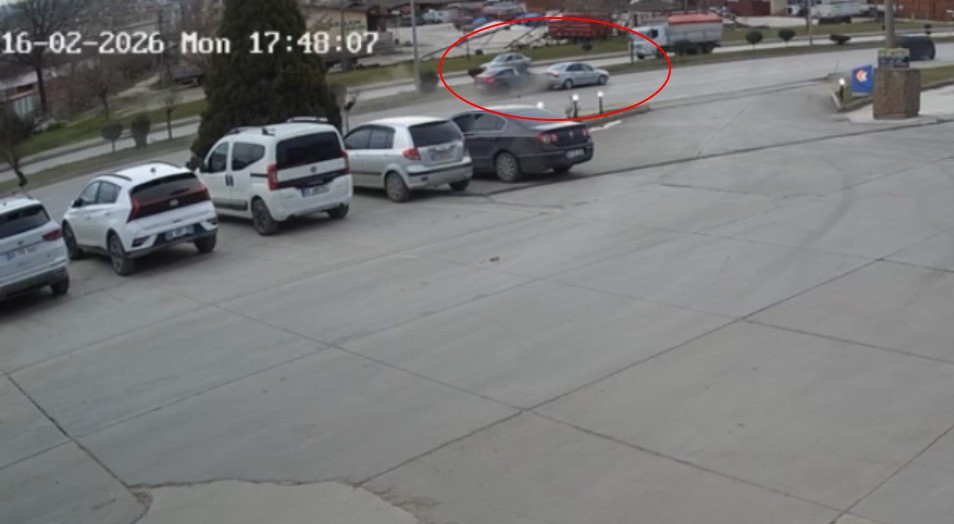 Tokat’ta 2 kişinin yaralandığı kaza kamerada
