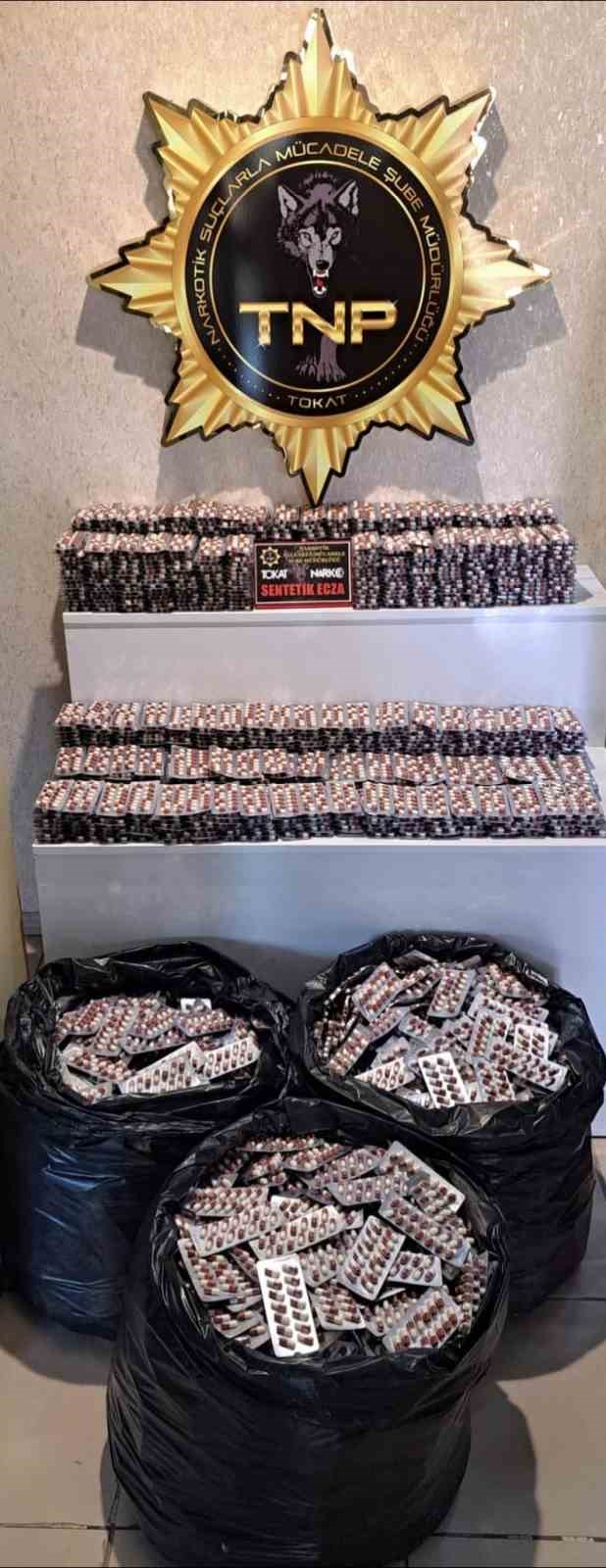 Tokat’ta 55 bin sentetik ecza ele geçirildi
Tokat’ta 55 bin sentetik ecza ele geçirildi