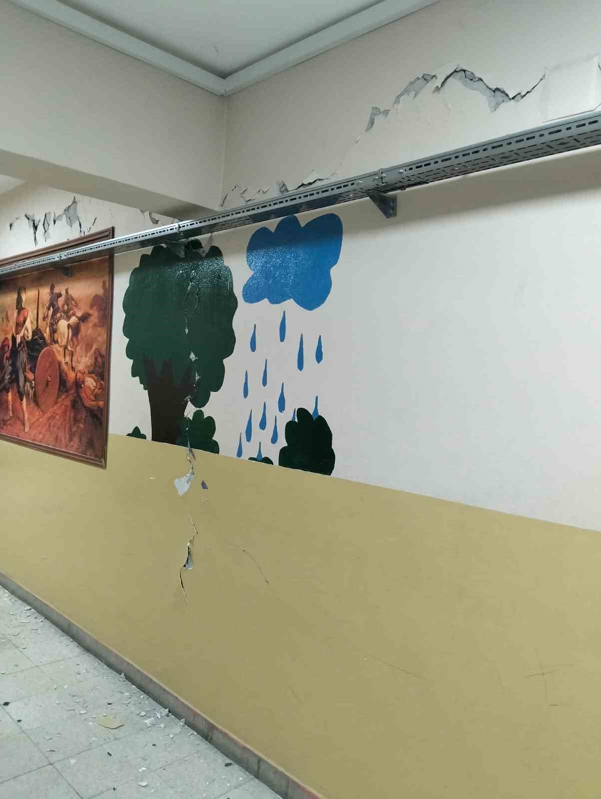 Tokat’ta 5,5 büyüklüğündeki deprem okul duvarlarını çatlattı
