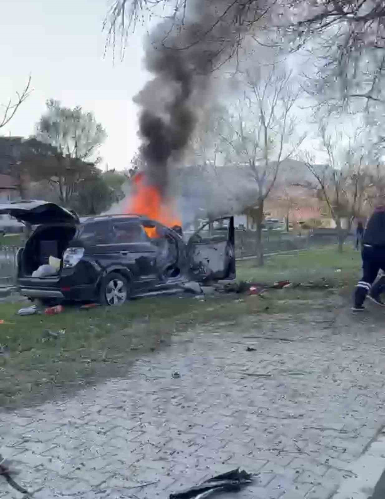 Tokat’ta ağaca çarpan cip yandı: 1 ölü, 2 yaralı
