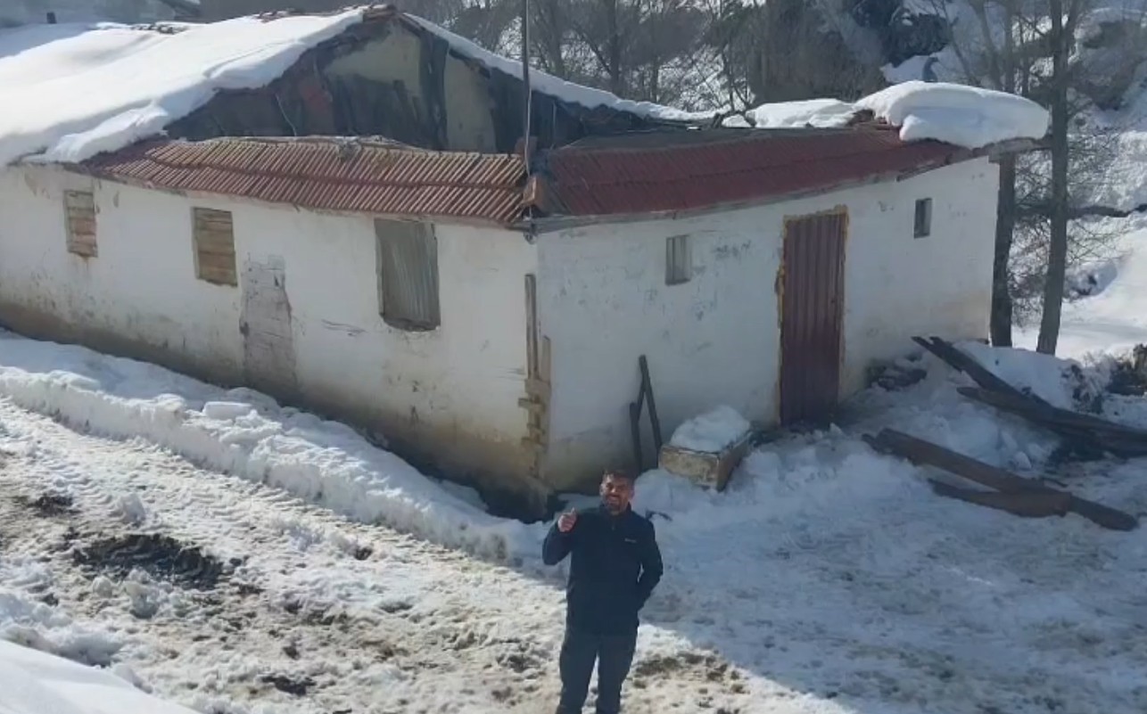 Tokat’ta ahırın çatısı çöktü
