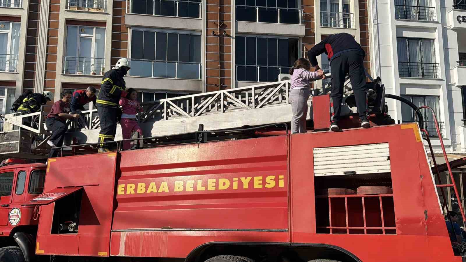 Tokat’ta apartman dairesinde yangın: Dumandan etkilenen anne ve çocukları balkondan tahliye edildi

