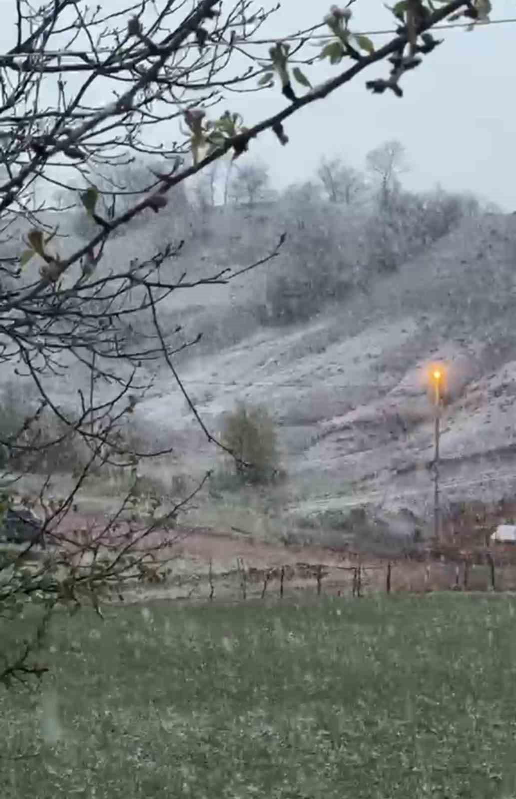 Tokat’ta bahar mevsiminde kar sürprizi
