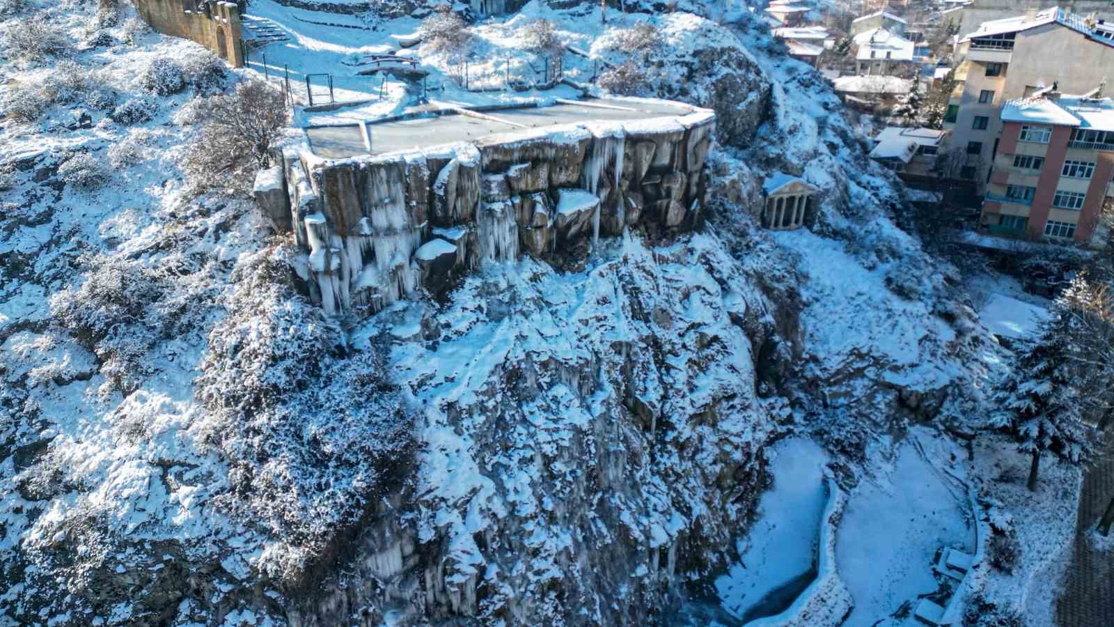 Tokat’ta buz tutan şelalede kartpostallık görüntüler oluştu
