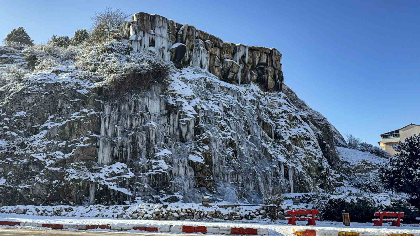 Tokat’ta buz tutan şelalede kartpostallık görüntüler oluştu
