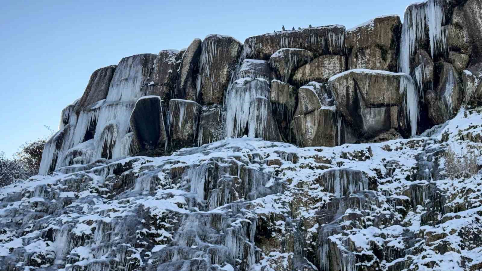 Tokat’ta buz tutan şelalede kartpostallık görüntüler oluştu

