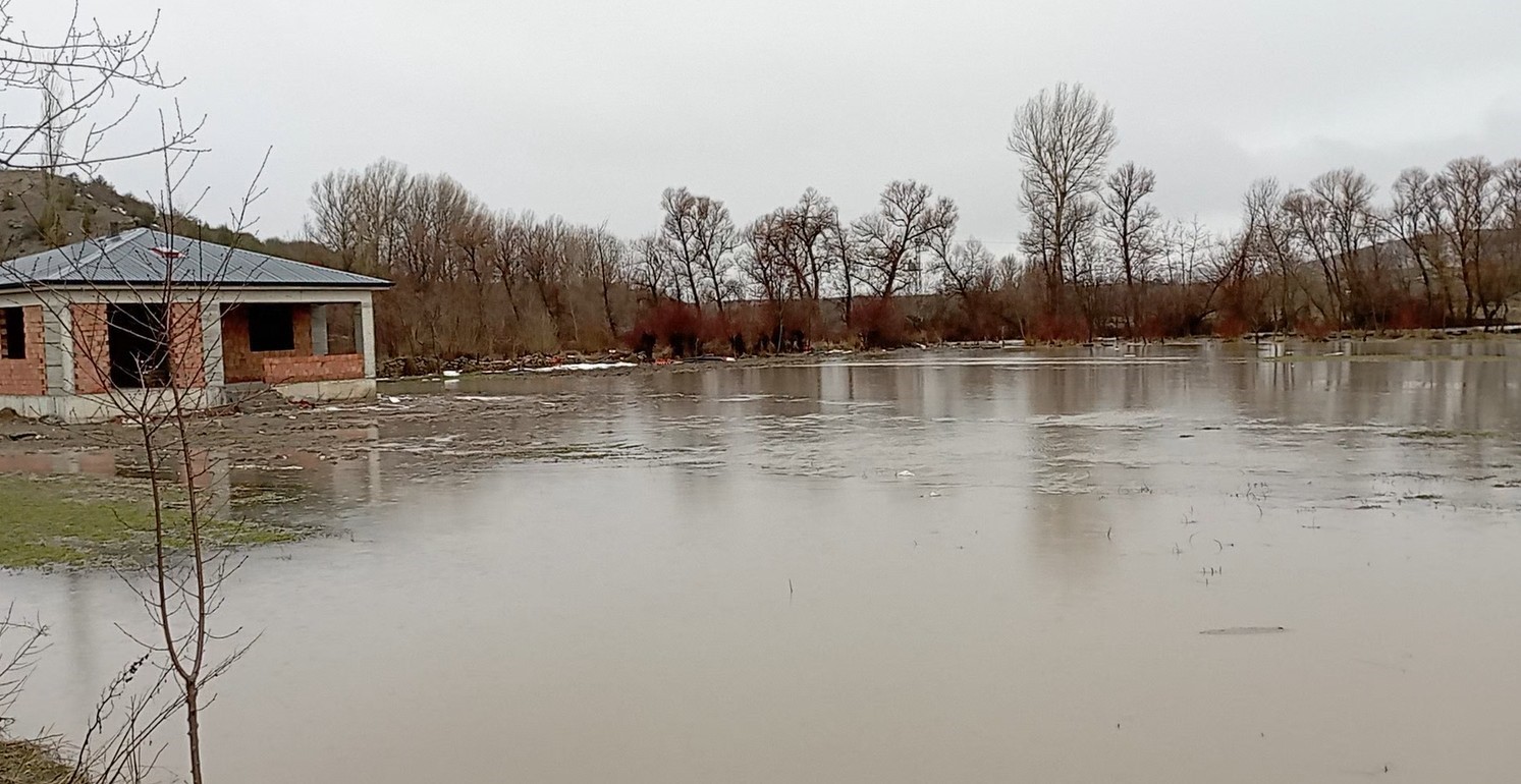 Tokat’ta Çekerek Irmağı taştı, tarım arazileri sular altında kaldı
