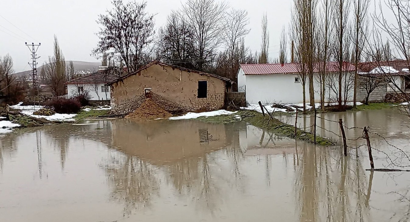 Tokat’ta Çekerek Irmağı taştı, tarım arazileri sular altında kaldı
