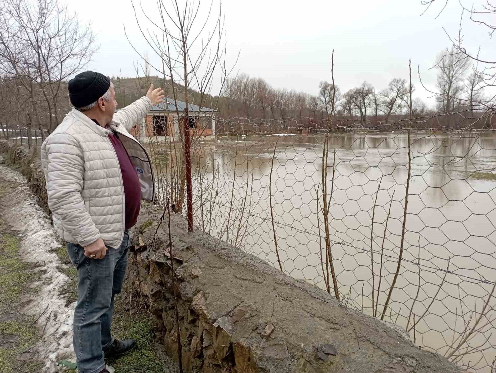 Tokat’ta Çekerek Irmağı taştı, tarım arazileri sular altında kaldı
