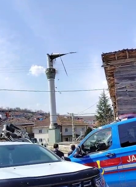 Tokat’ta depremde hasar alan cami minaresi kontrollü şekilde yıkıldı
