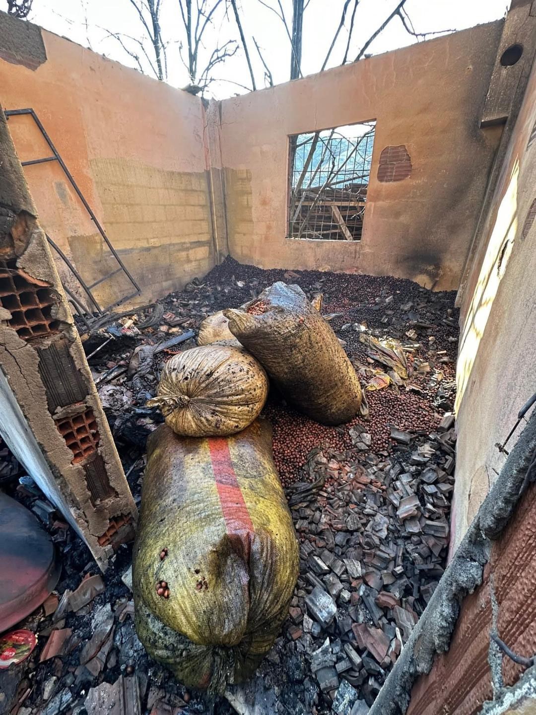 Tokat’ta evde çıkan yangında 50 çuval fındık kül oldu
