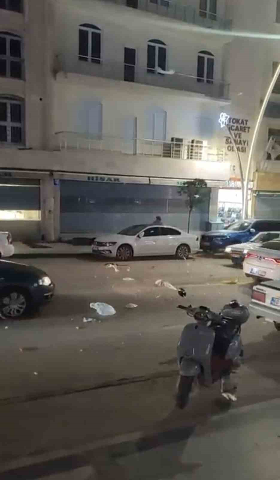 Tokat’ta fırtına ağacı devirdi, vatandaş saniyelerle kurtuldu
