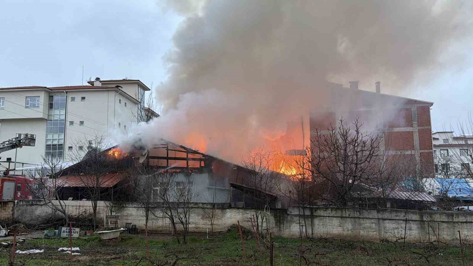 Tokat’ta iki katlı evde yangın çıktı, ekiplerin müdahalesi sürüyor
