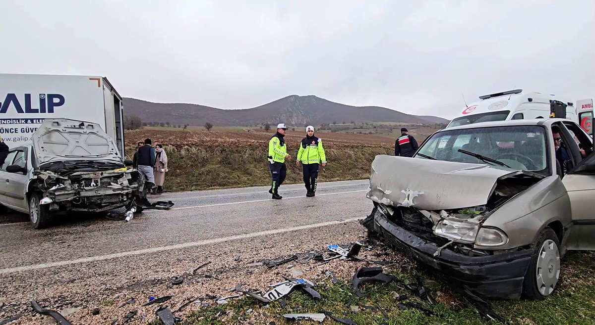 Tokat’ta iki otomobil kafa kafaya çarpıştı: 1’i ağır 7 yaralı
