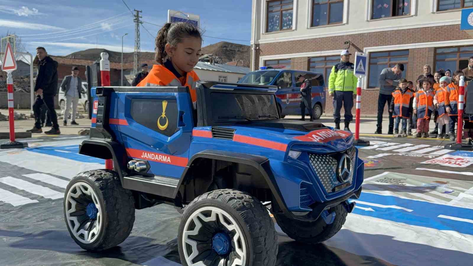 Tokat’ta jandarmadan köy okullarında trafik eğitimi
