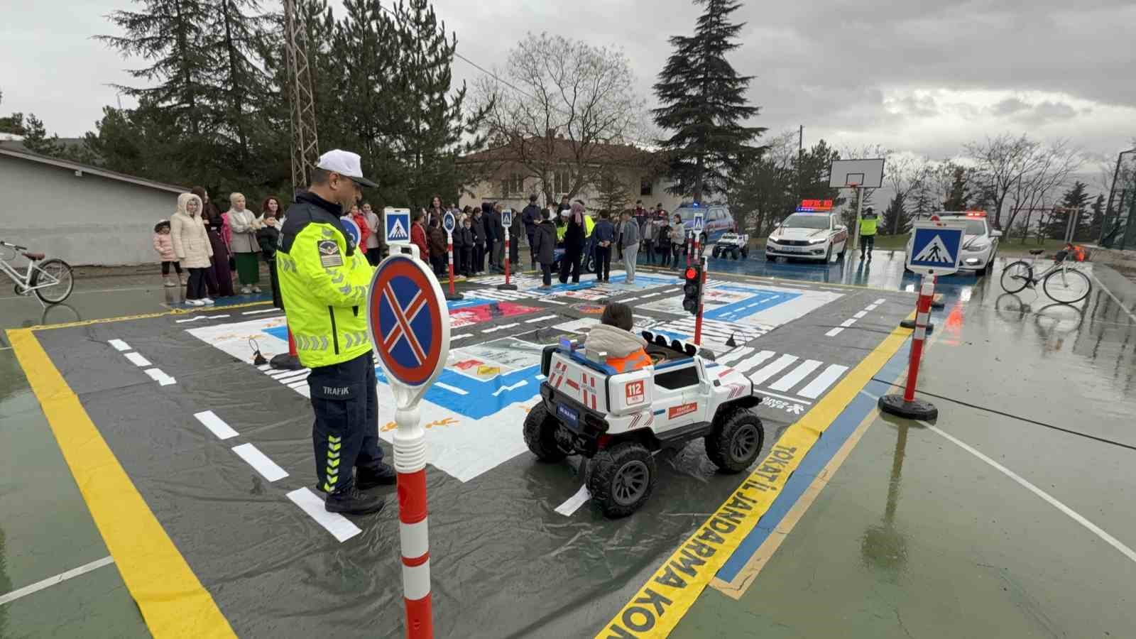 Tokat’ta jandarmadan köy okullarında trafik eğitimi

