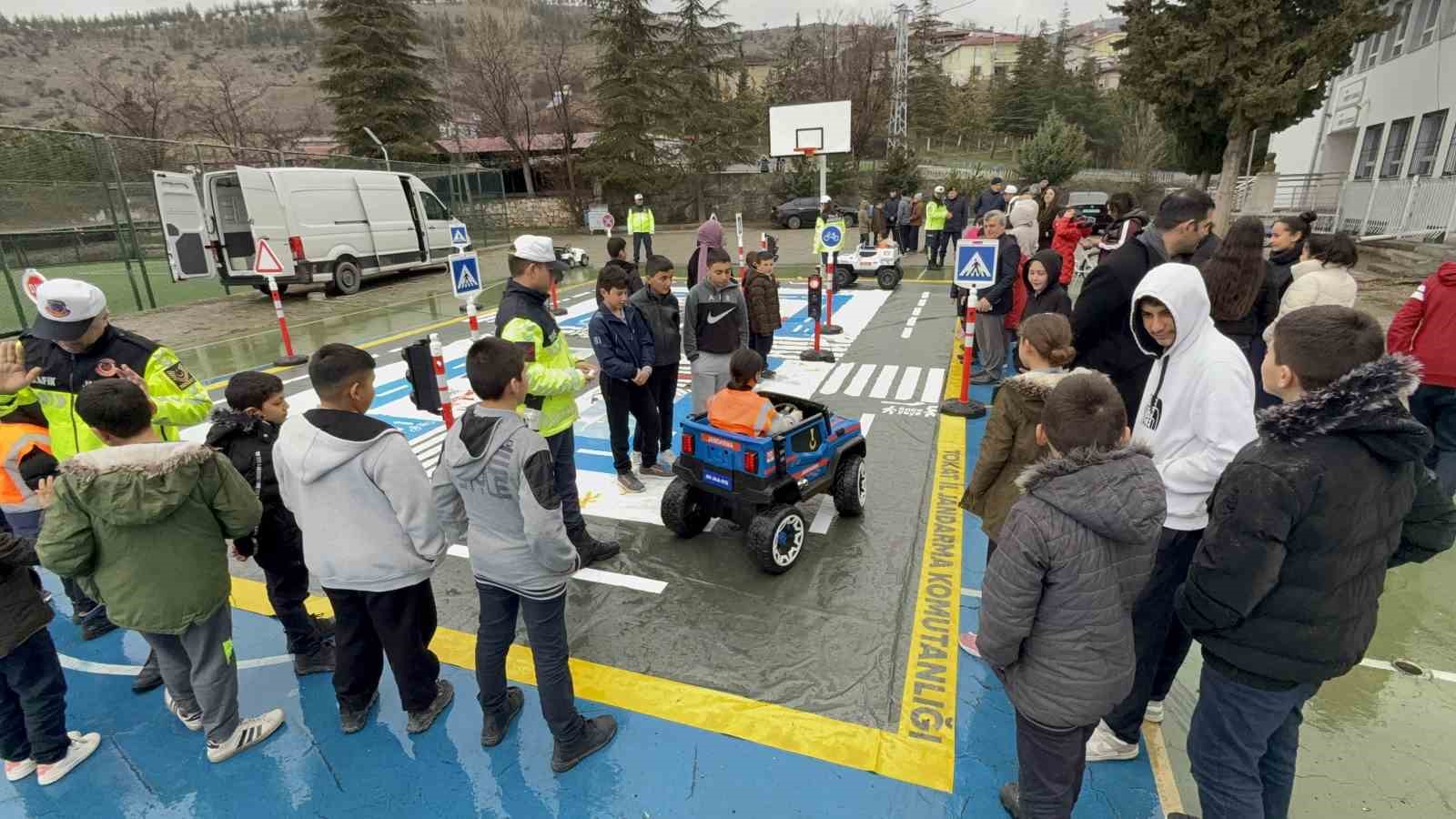 Tokat’ta jandarmadan köy okullarında trafik eğitimi
