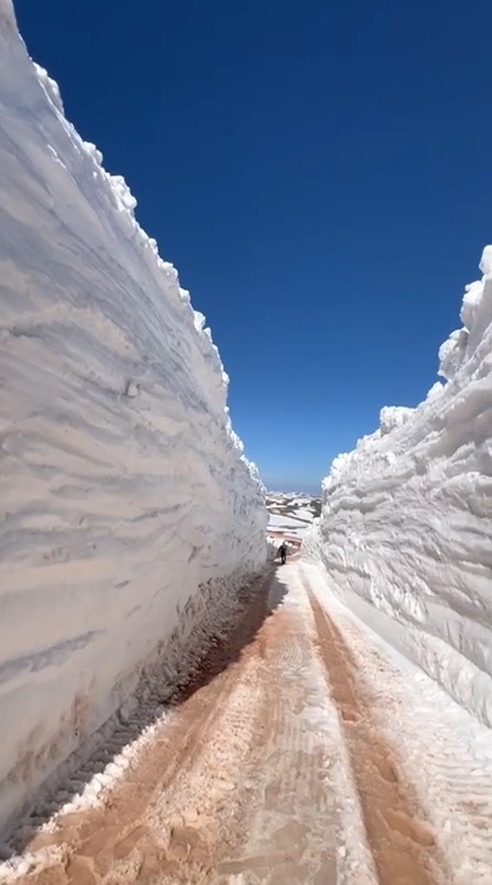 Tokat’ta kar duvarları yolu tünele çevirdi
