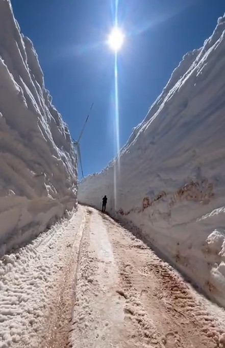 Tokat’ta kar duvarları yolu tünele çevirdi
