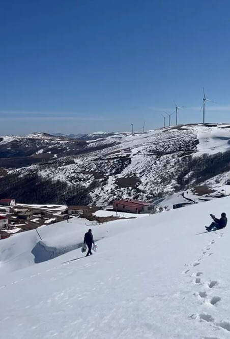 Tokat’ta kar duvarları yolu tünele çevirdi
