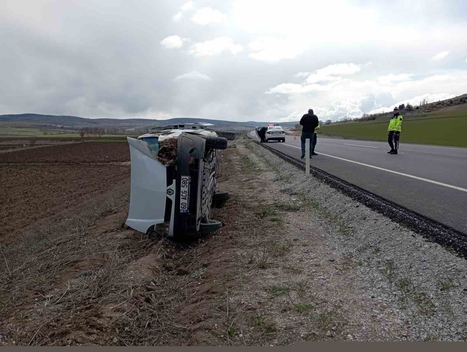 Tokat’ta kaza yapan otomobil devrildi: 3 yaralı
