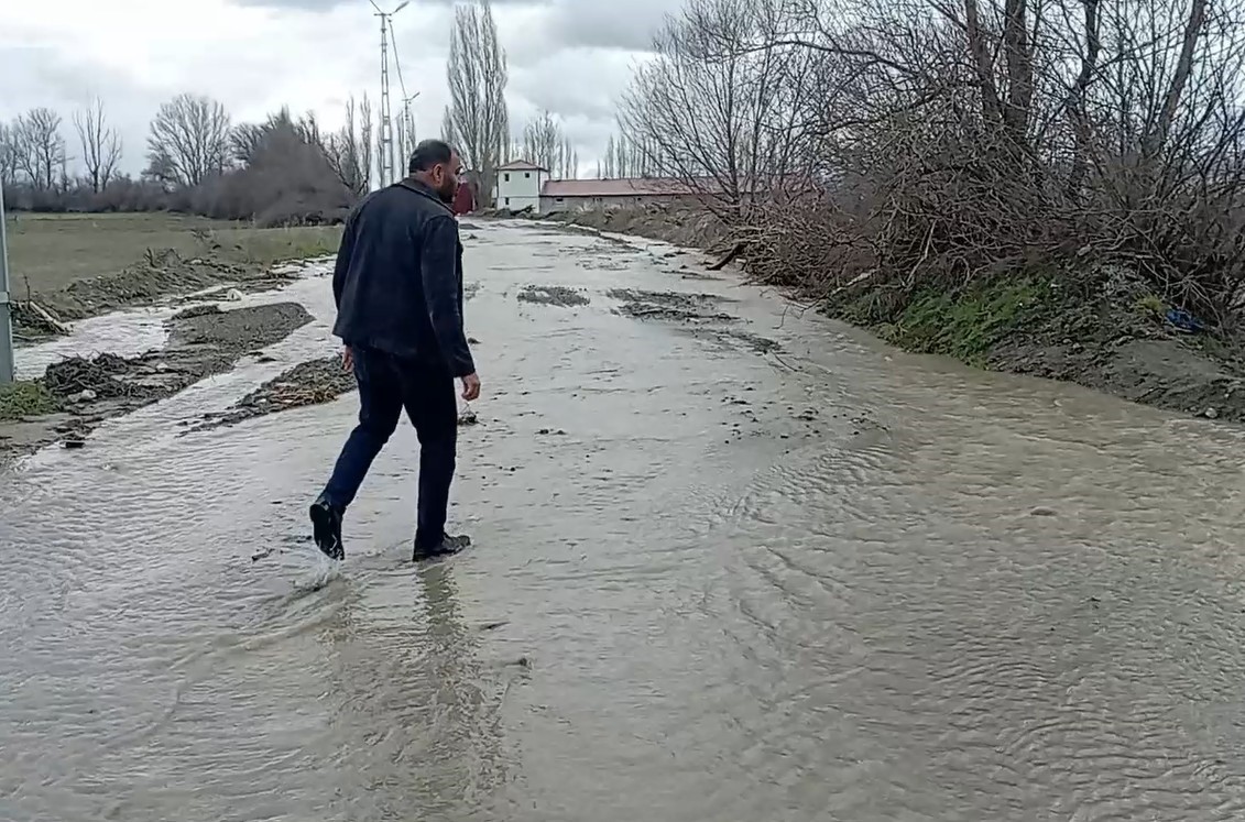 Tokat’ta köy yolları eriyen karlar nedeniyle su altında kaldı
