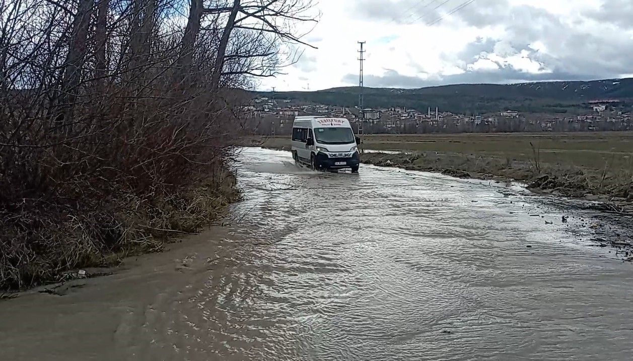 Tokat’ta köy yolları eriyen karlar nedeniyle su altında kaldı
