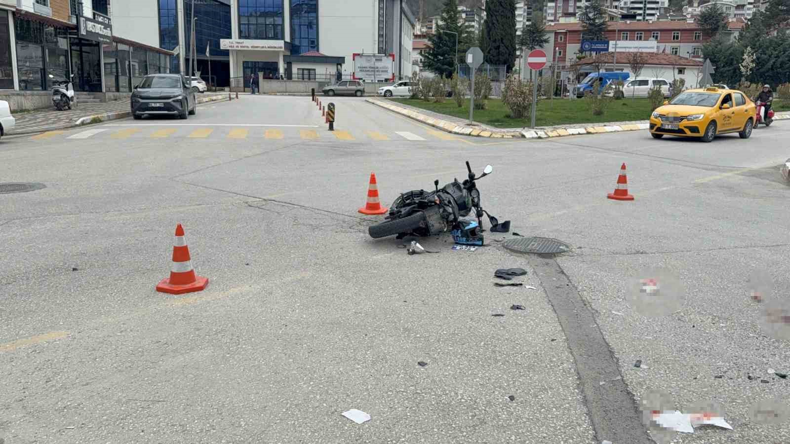 Tokat’ta motosikletle otomobil çarpıştı: 2 ağır yaralı
