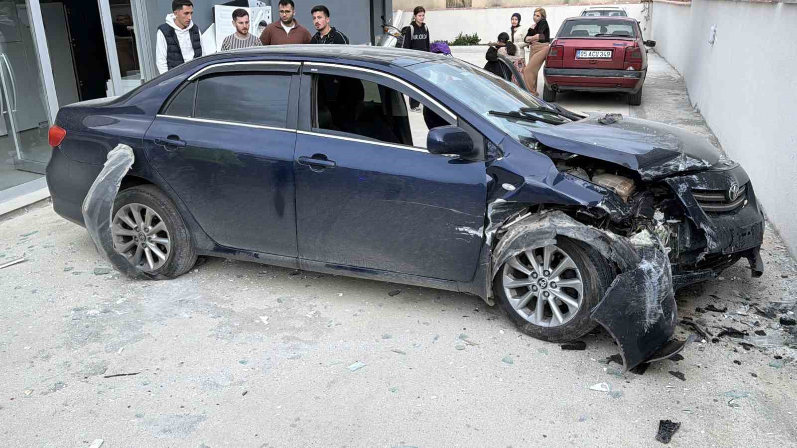 Tokat’ta otomobil markete girdi: 2 yaralı
