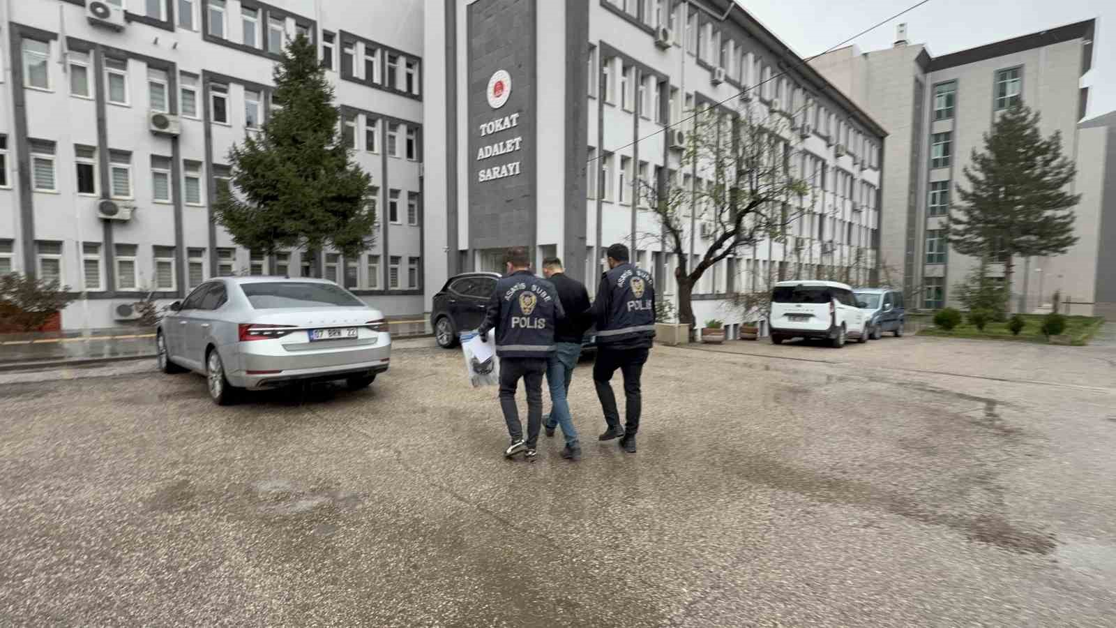 Tokat’ta polis delil aradı, cephanelik buldu
