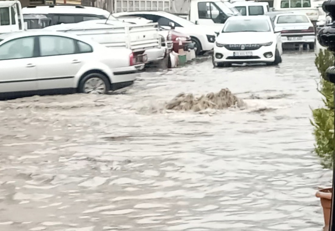 Tokat’ta sağanak yağış yolları göle çevirdi
