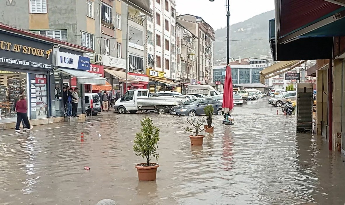 Tokat’ta sağanak yağış yolları göle çevirdi
