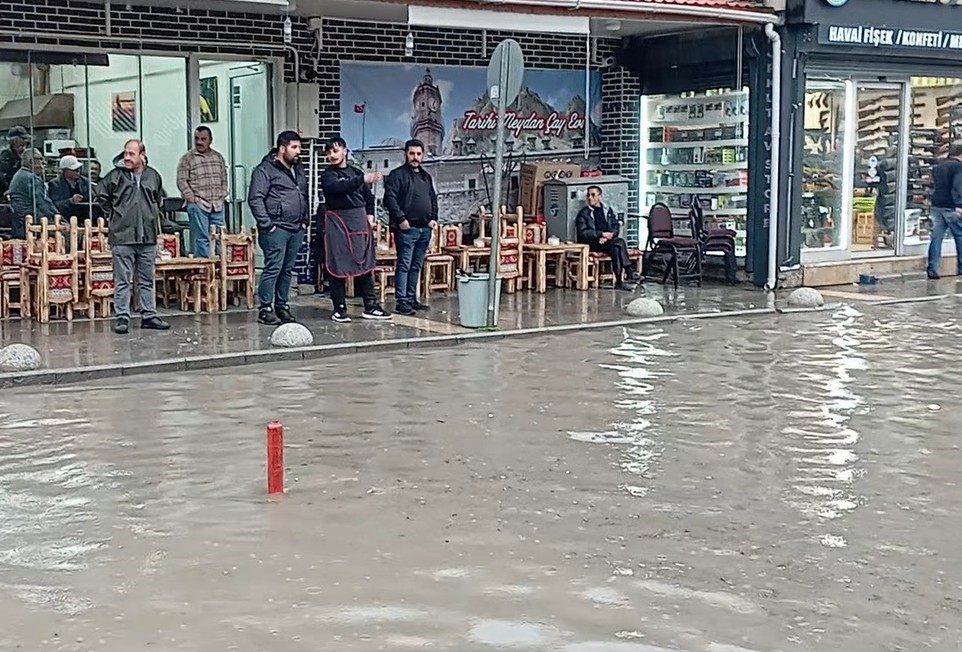 Tokat’ta sağanak yağış yolları göle çevirdi
