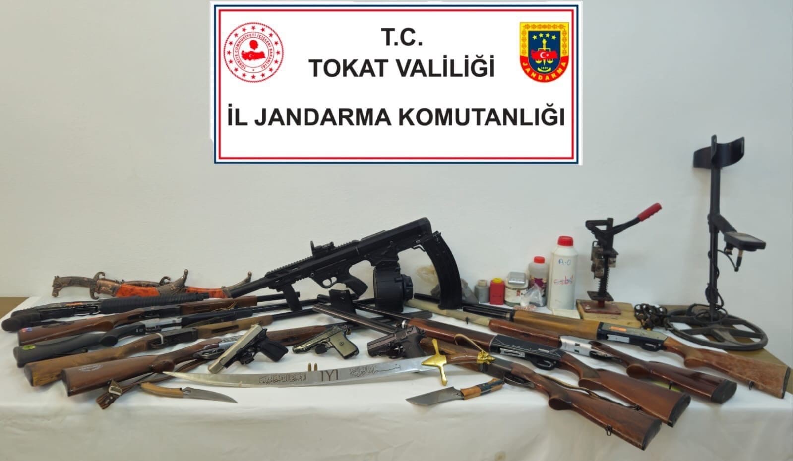 Tokat’ta silah ve tarihi eser operasyonu
