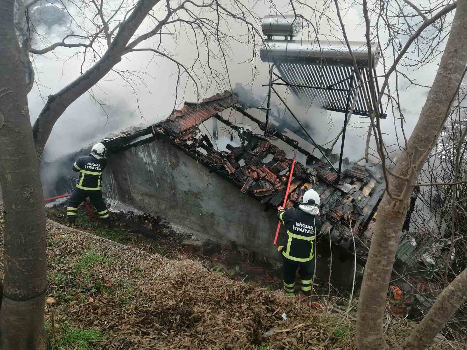Tokat’ta sobadan çıkan kıvılcım evi kül etti
